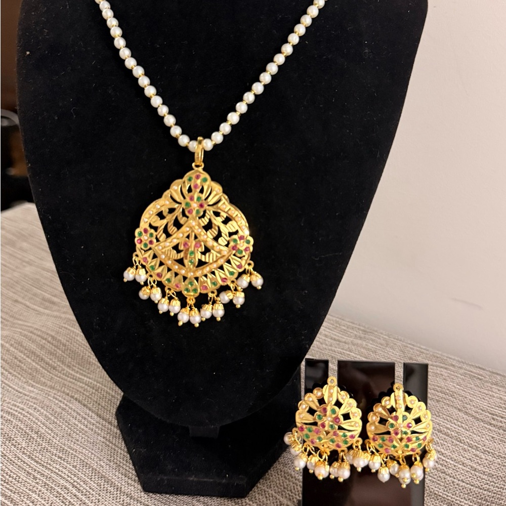 Traditional Gold and Pearl Jadau Pendant Set
